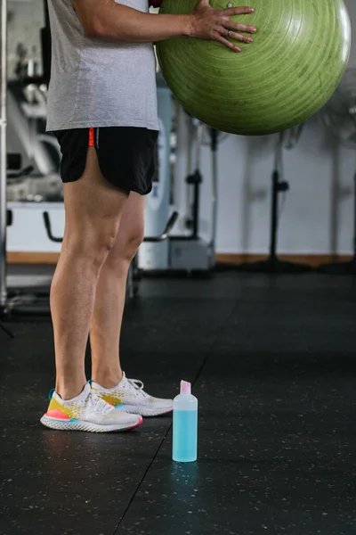 Mann Mit Antibakteriellem Gel Fitnessstudio Nicht Wiederzuerkennen — Stockfoto