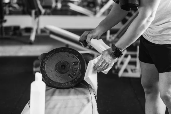 Mann Beim Gewichtsprühen Einer Turnhalle Konzept Von Gesundheit Und Sport — Stockfoto