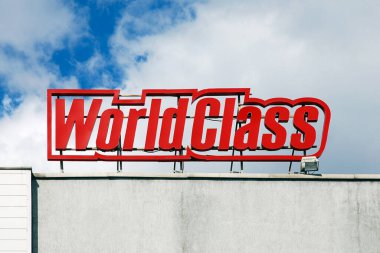 Spor salonunun tepesinde dünya klasmanı logosu, Moskova 12 / 06 / 2020