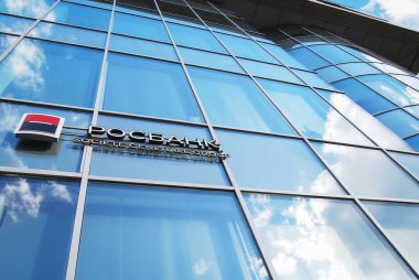 Ofis cam binası üzerine Rosbank logosu, Societe Generale Group Bankası, Moskova 12 / 06 / 2020