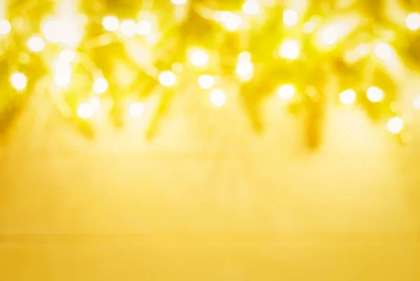 Homályos Karácsonyi Háttér Arany Koszorúslámpák Lucfenyő Ágak Keret — Stock Fotó