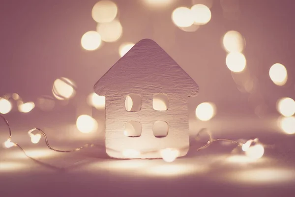 Небольшой Дом Рождественскими Гирляндами Огни Зимние Праздники Фон — стоковое фото