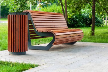 Konut bölgesinde boş park bankı ve çöp kutusu