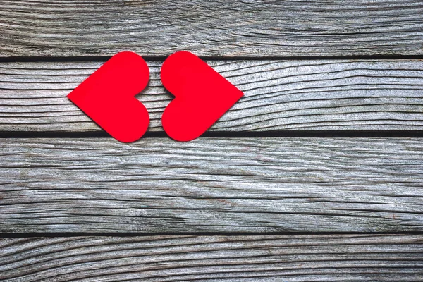 两个红心吻在木制背景上 — 图库照片