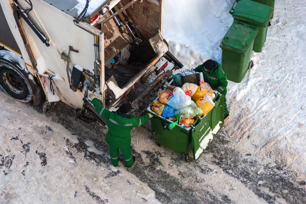 Trabajadores Recolectores Basura Recogen Residuos Domésticos Invierno — Foto de Stock