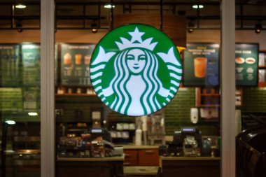 Starbucks Kafe İçişleri - Camdan kapı üzerinde şirket logosu, Moskova, 27.09.2019