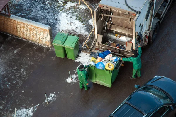 Basureros Recogiendo Residuos Domésticos Mezclados Para Separar Reciclar Moscú 2020 — Foto de Stock