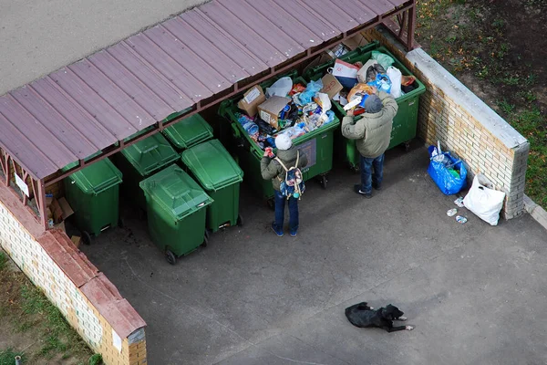 Tuna Wisma Menggali Tong Sampah Moskow 2019 Stok Foto Bebas Royalti