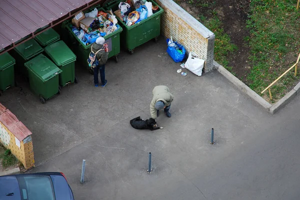 Άνθρωποι Σκάβουν Σκουπιδοτενεκέδες Και Ταΐζουν Σκύλο Τους Μόσχα 2019 — Φωτογραφία Αρχείου