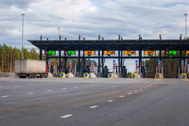 Tver Bölgesi, 15.10.2020 'de çıkış kapısından kamyon geçiyor.