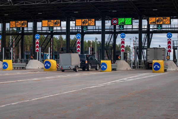 Tver Bölgesi 'ndeki paralı yol paralı paralı paralı paralı paralı paralı aracın yanında, 15.10.2020.