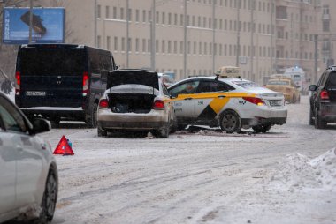 Kışın karlı havada taksi kazası, Kaygan yolda araba kazası, Moskova, 12.02.2021