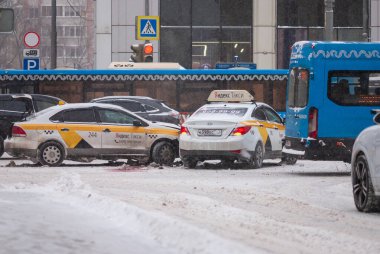 Kışın araba kazası, buzlu yolda taksi kazası nedeniyle trafik sıkışıklığı, Moskova, 12.02.2021