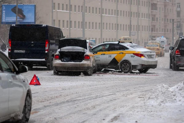 Авария Такси Снежную Погоду Зимой Авария Скользкой Дороге Москва 2021 — стоковое фото