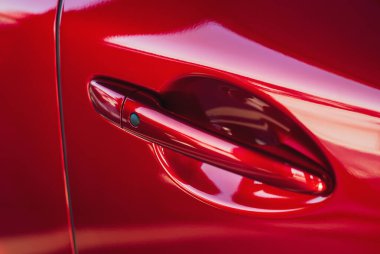 Arabanın kapısını açmak ve kilitlemek için dokunmatik sensör saplı anahtarsız giriş sistemi