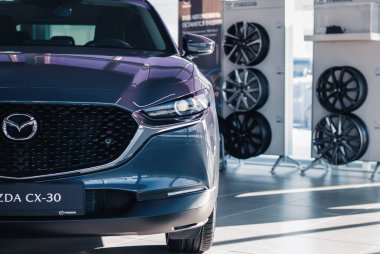 Galeride yeni Mazda CX-30, yarım yüz resmi, Moskova Şubat 2021