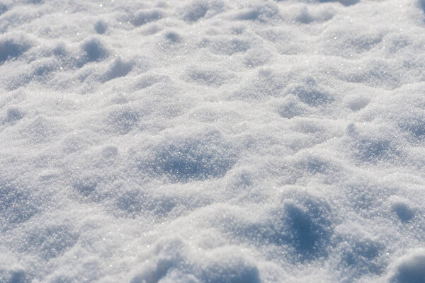 Свежий снег со светом и тенями, крупным планом