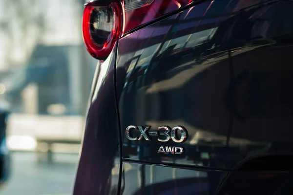 Mazda CX-30 AWD amblemi arabanın arka kapısında, Moskova, 18 Şubat 2021