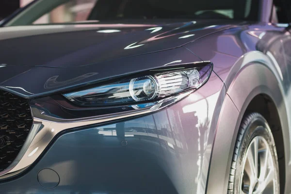 Yeni Mazda CX-30 krupiyenin galerisinde yakın çekim, Moskova Şubat 2021