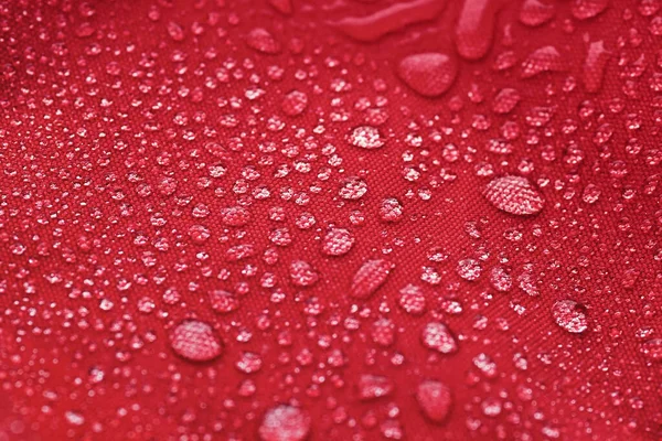 Paño Impermeable Rojo Cubierto Con Gotas Agua —  Fotos de Stock