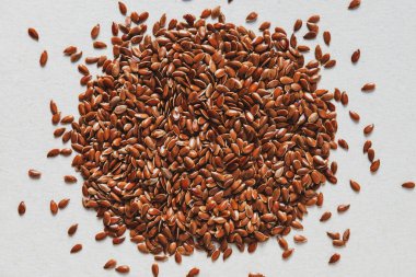 Kağıt üzerinde keten tohumu