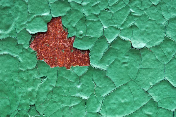 錆びた壁に緑の割れたエナメル塗料 — ストック写真