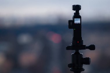 DJI Osmo Cep Kamerası zaman atlamasını yakalıyor - hareket kamerası çalışıyor üç ayaklı, Moskova, 21 Nisan 2021