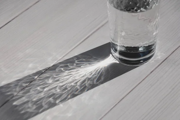 Vaso Agua Sobre Mesa Blanca Sombra Fundición Luz Solar —  Fotos de Stock