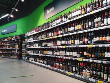 Markette şarap şişeleri, alkol reyonu, Moskova 02072021