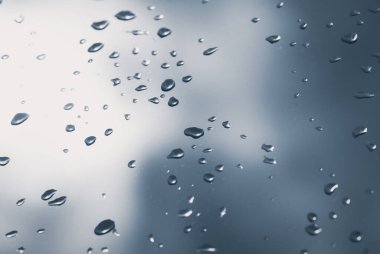 Yağmurdan sonra pencereye su damlaları düşer.