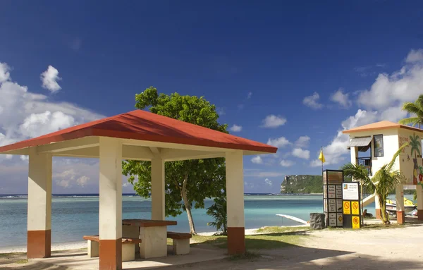 Guam plażę piknik szopa — Zdjęcie stockowe