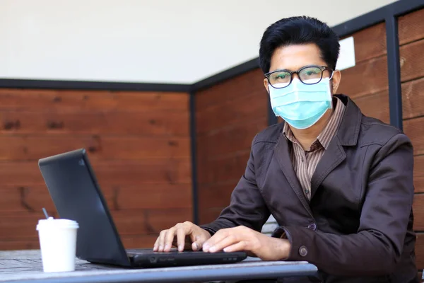 Coronavirus covid-19 'un korunması için Asyalı işadamları tıbbi maske takıyor. Coronavirus covid-19 salgın kontrolü.