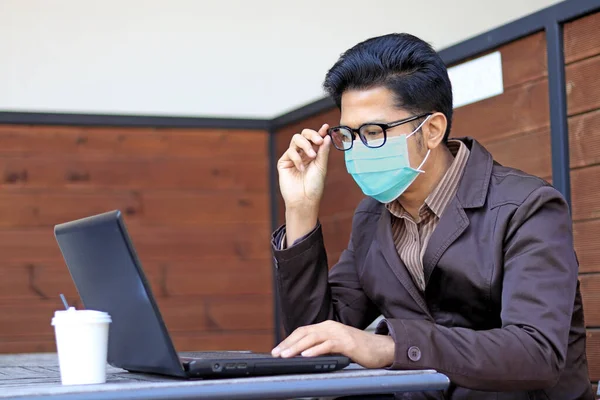 Coronavirus covid-19 'un korunması için Asyalı işadamları tıbbi maske takıyor. Coronavirus covid-19 salgın kontrolü.