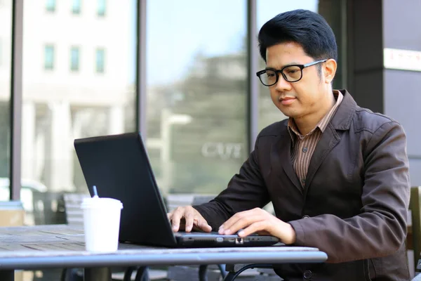 Empresário Asiático Estudante Usando Telefone Celular Laptop Tablet Bebendo Café Imagem De Stock