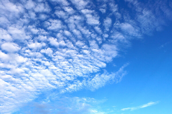 голубое небо фон с облаками