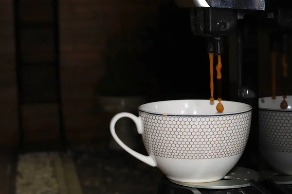 Kahve makinesinden espresso akıyor. Profesyonel kahve.