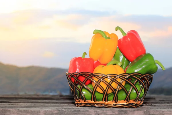 Sağlıklı Sweet Bell biber dağları geçmişi, diyet yemekleri ve vejetaryen konsepti. 