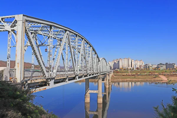 Gongju, Güney Kore, 14 Kasım 2019: Nehir üzerindeki köprü, güzel bir dönüm noktası ve turizm merkezi.