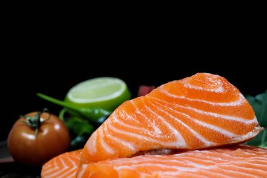 Baharatlı taze somon, sarımsak, domates ve limon.