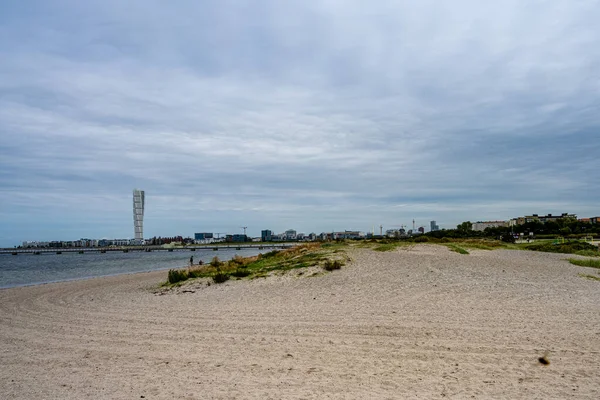 Een strand dicht bij het centrum van Malmö, Zweden. Blauwe bewolkte lucht — Stockfoto