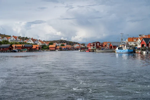 Egy tipikus halászfalu a svéd Atlanti-óceán partján. Kép: Hamburgsund, Vastra Gotaland megye, Svédország — Stock Fotó