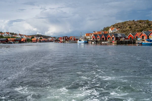 Un tipico villaggio di pescatori sulla costa atlantica svedese. Immagine da Hamburgsund, contea di Vastra Gotaland, Svezia — Foto Stock