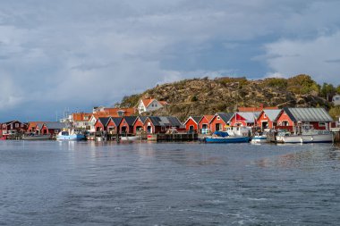 İsveç Atlantik kıyısındaki tipik bir balıkçı köyü. Fotoğraf: Hamburgsund, Vastra Gotaland, İsveç