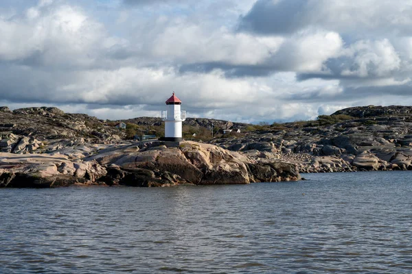 Egy gyönyörű világítótorony egy halászfalu előtt a svéd Atlanti-óceán partján. Kép: Hamburgsund, Vastra Gotaland megye, Svédország — Stock Fotó