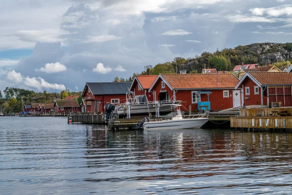 En typisk fiskeby vid den svenska Atlantkusten. Bild från Hamburgsund, Vastra Gotands län — Stockfoto