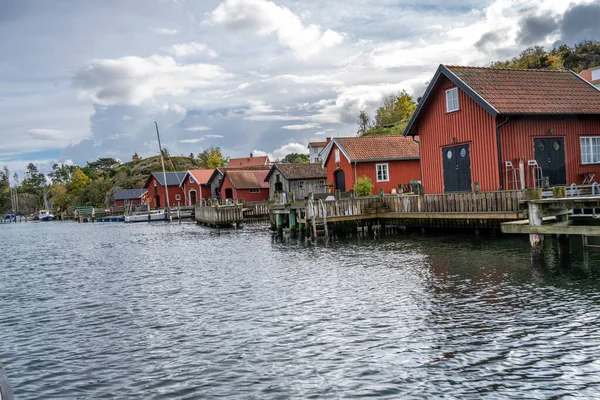 En typisk fiskeby vid den svenska Atlantkusten. Bild från Hamburgsund, Vastra Gotands län — Stockfoto