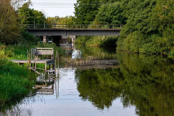 Paysage d'une rivière flottant sous un pont ferroviaire. Réflexions dans l'eau. Photo de Ringsjon, Scanie, sud de la Suède — Photo