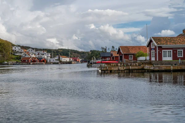 En typisk fiskeby vid den svenska Atlantkusten. Bild från Hamburgsund, Vastra Gotands län — Stockfoto