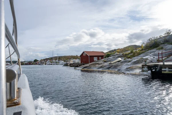 瑞典大西洋沿岸一个典型的渔村。照片来自瑞典Vastra Gotaland县Hamburgsund — 图库照片