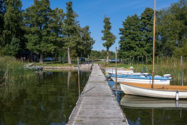 Yüzen bir iskele ve gölde tekneler. Fotoğraf: Ringsjon, Scania, Güney İsveç